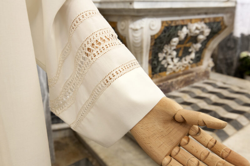 Camice con sfilatura papale gigliuccio a mano