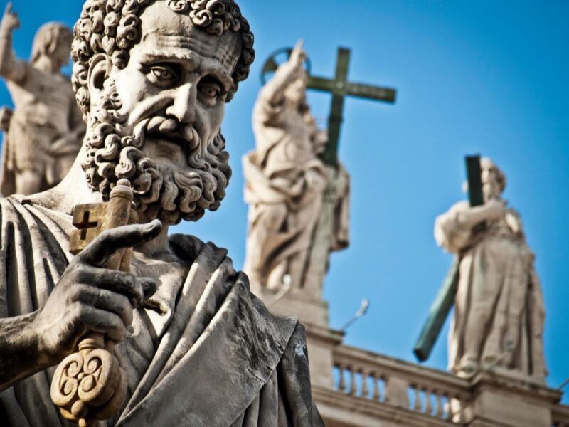 Statua marmorea di San Pietro a Roma