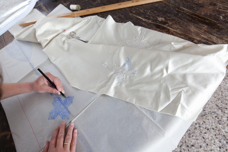 Preparazione del ricamo ad intaglio disegno su tessuto